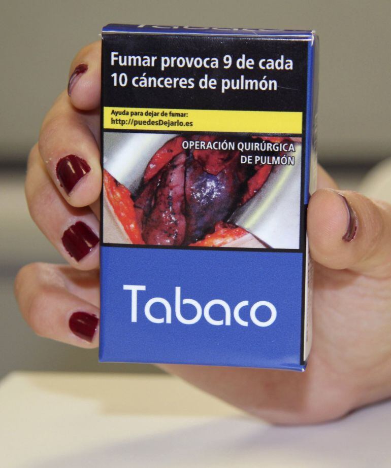 Las tabaqueras comenzarán el 20 de mayo a adaptar el etiquetado de cigarrillos y tabaco para liar y para pipa de agua y tendrán hasta el 20 de mayo de 2017 para cumplir la norma europea que prioriza las advertencias sanitarias, con fotos impactantes, que 