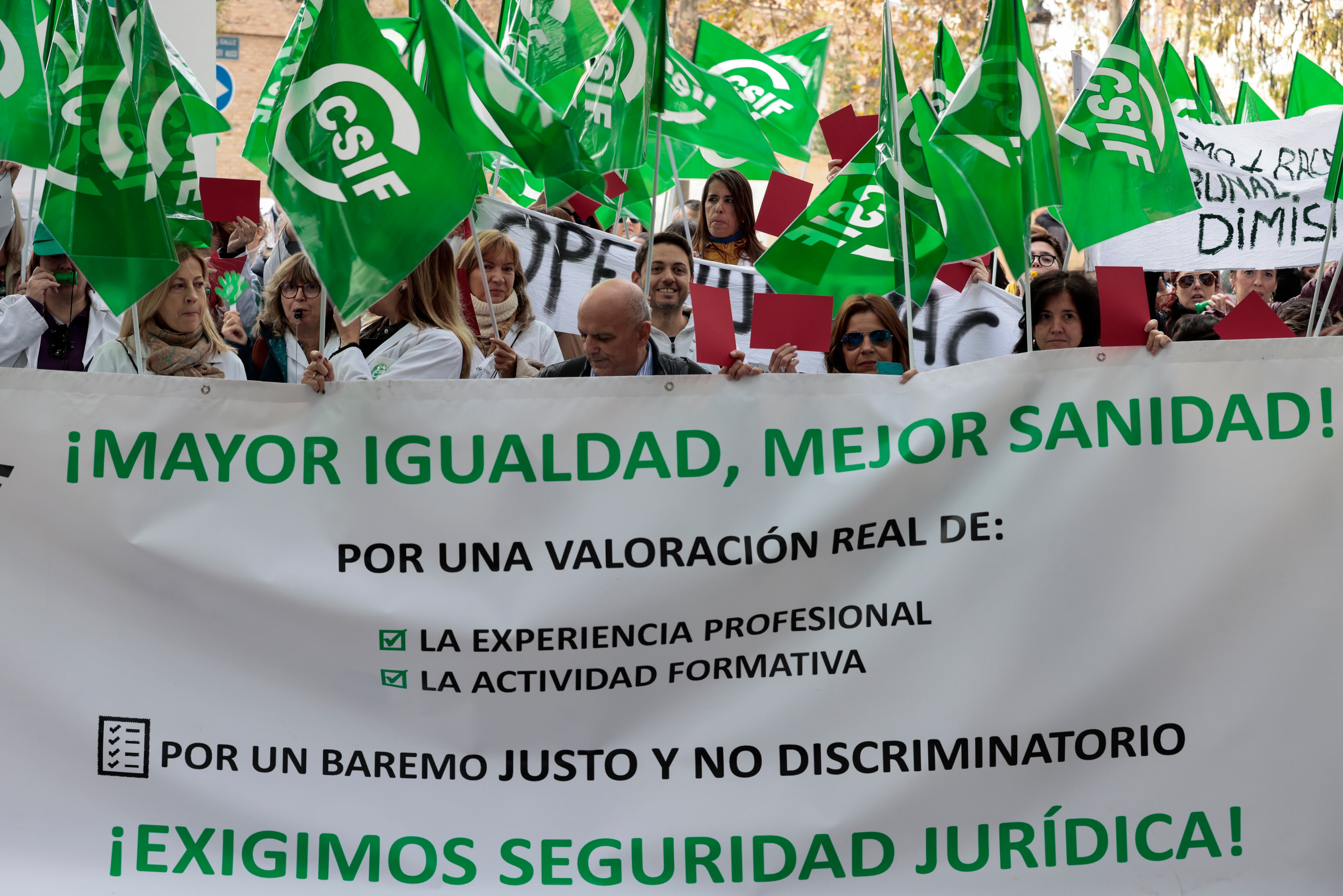 El sindicato CSIF protesta ante la Conselleria de Sanidad para reclamar mayor igualdad y mejor sanidad ante una &quot;situación insostenible&quot; en servicios como urgencias hospitalarias, SAMU o los centros de salud de atención primaria