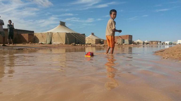 Niño saharaui en los campamentos anegados de agua.