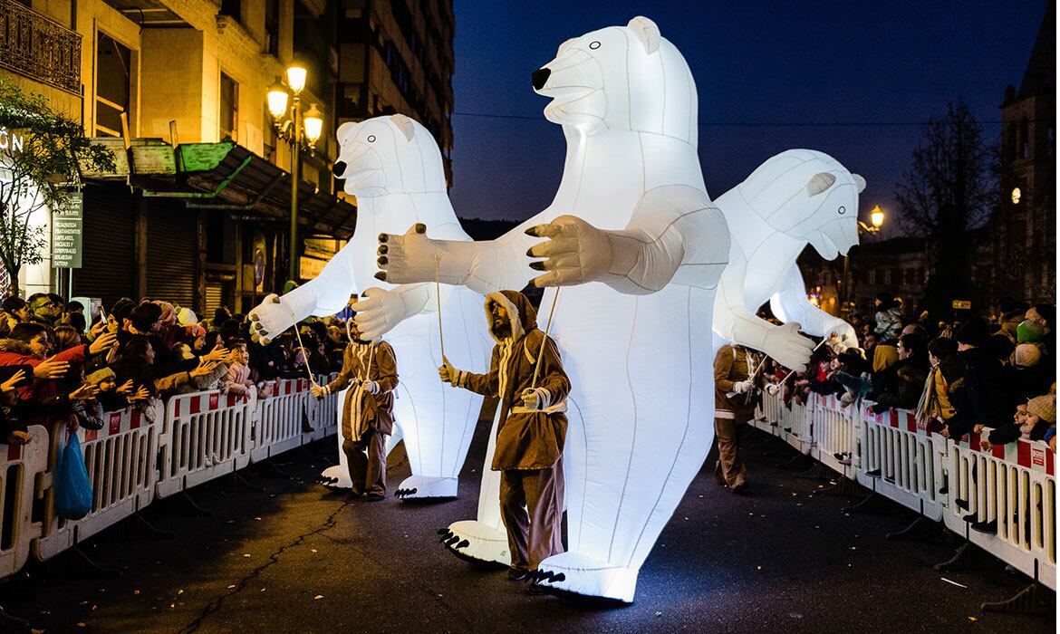 Figuras de un pasacalles de la empresa Boneca Lareta