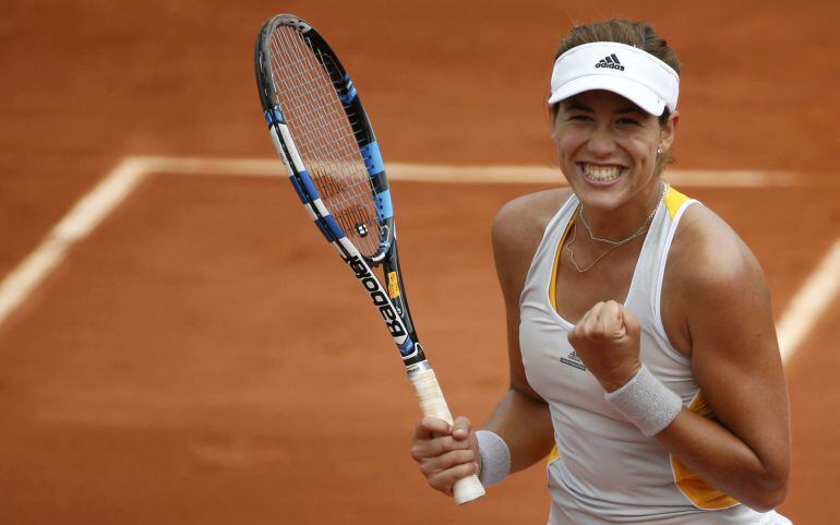 Muguruza celabra su victoria ante Pennetta en Roland Garros