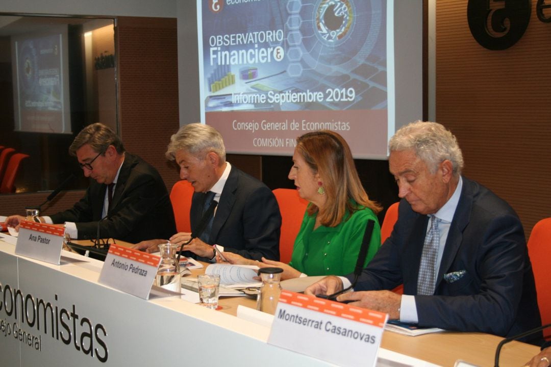 Ana Pastor junto al presidente del Consejo General de Economistas de España, Valentín PIch.