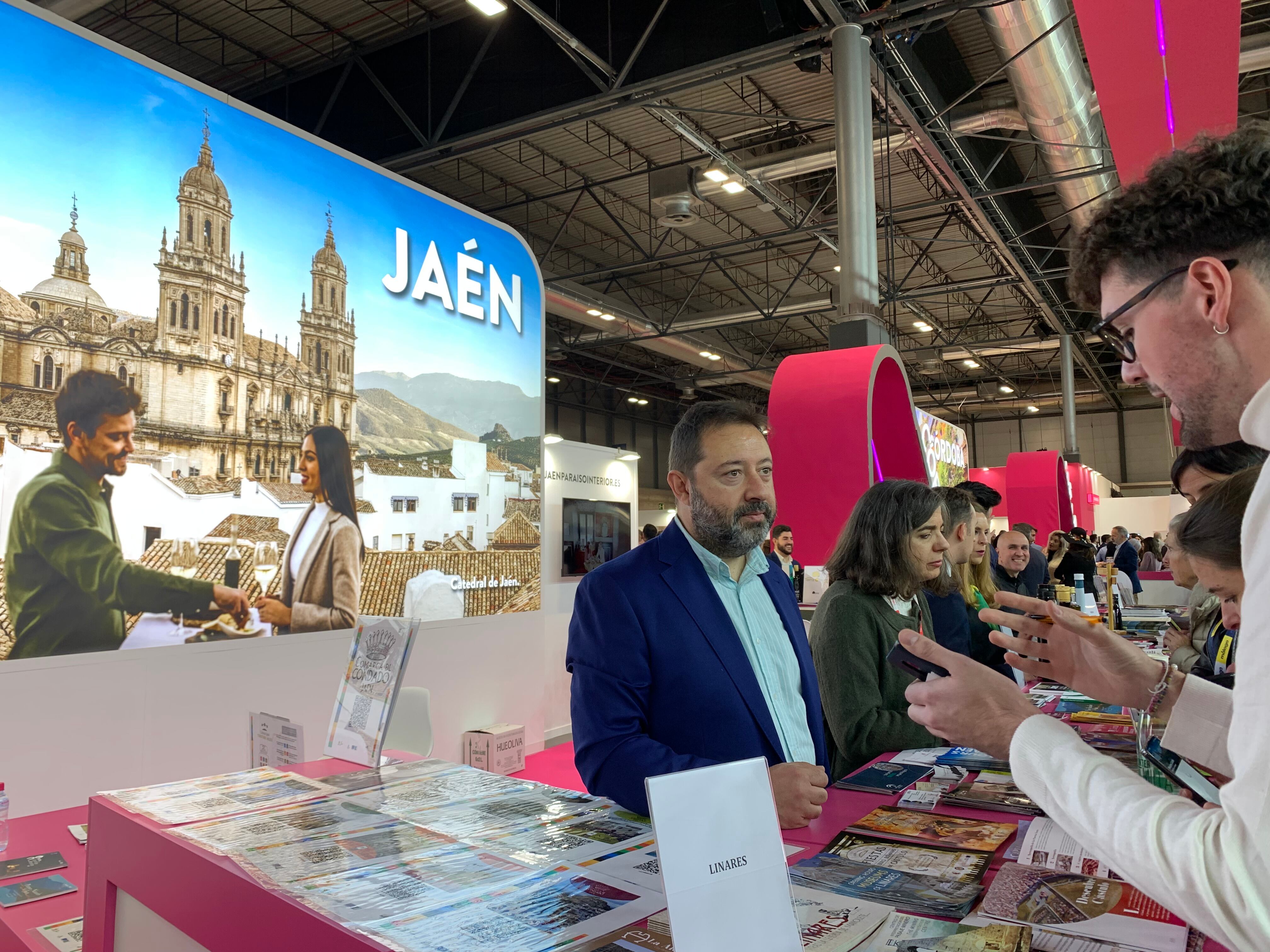 Varias personas visitan el stand de Jaén en FITUR 2023.