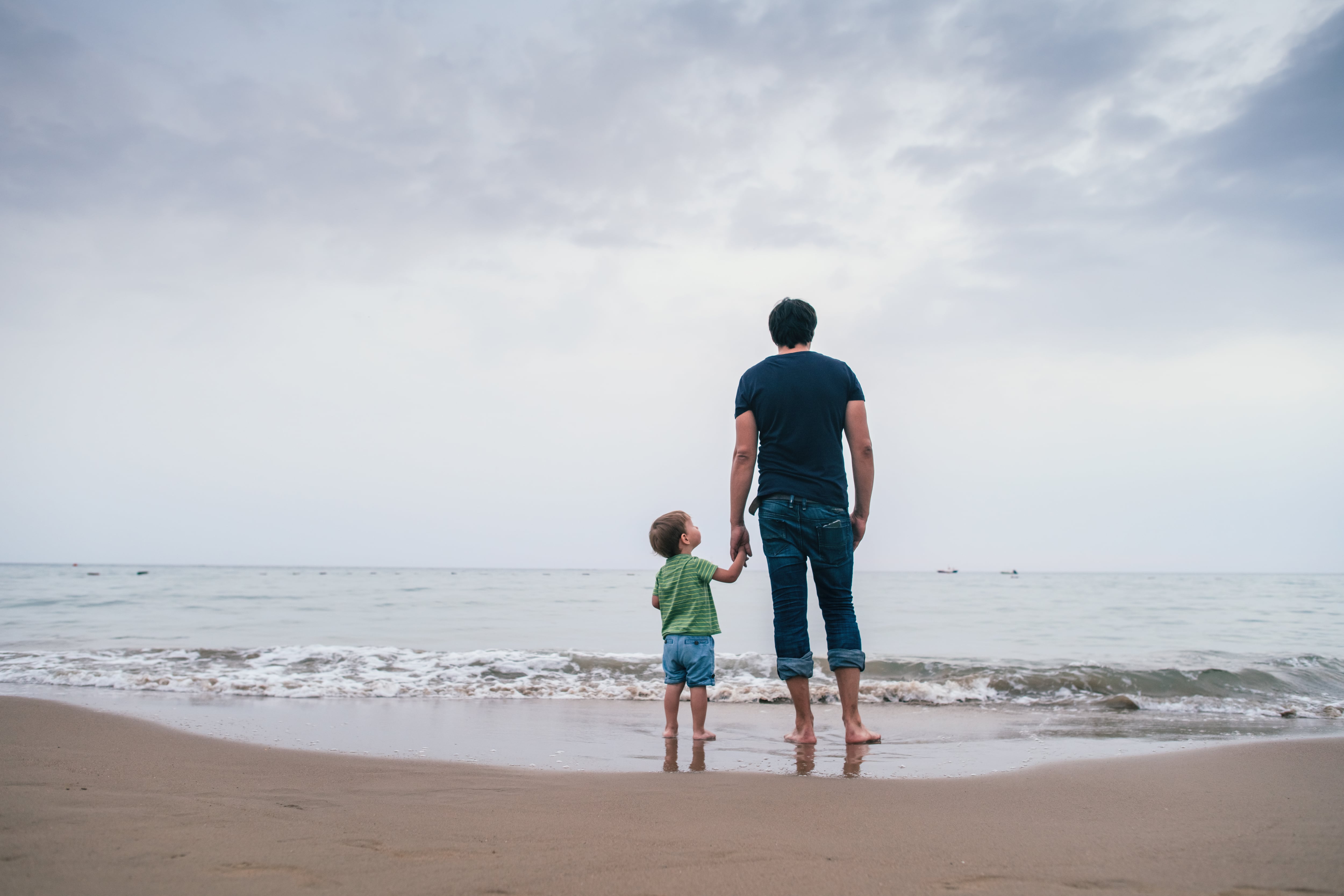 Padre e hijo frente al mar