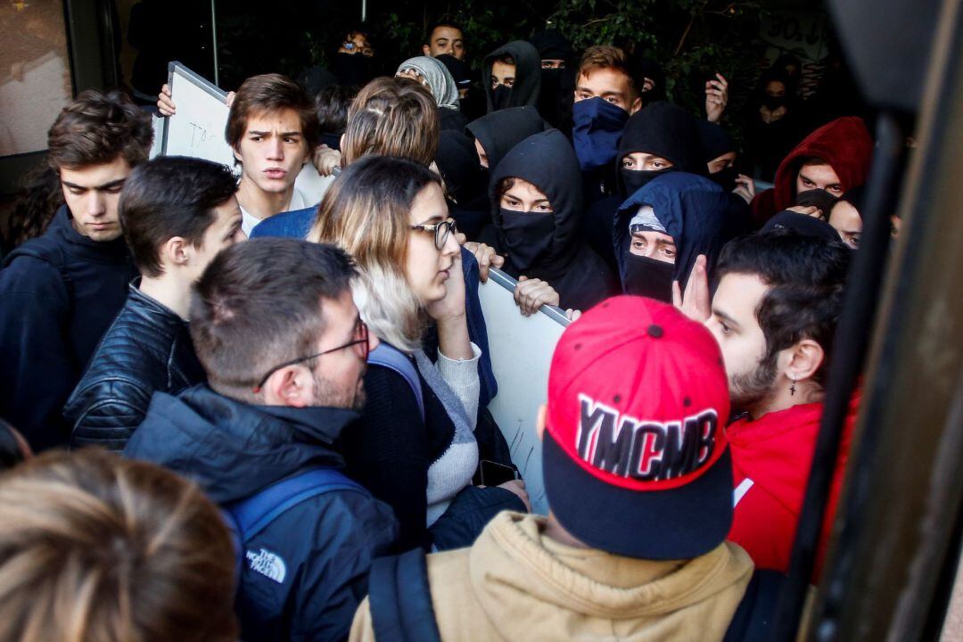 Estudiantes de la Universidad Pompeu Fabra (UPF), partidarios y detractores de la huelga indefinida convocada en las universidades catalanas, protagonizaron momentos de tensión esta mañana por sus discrepancias entre los que estan a favor del paro universitario y los que reivindican su derecho a ir a clase.