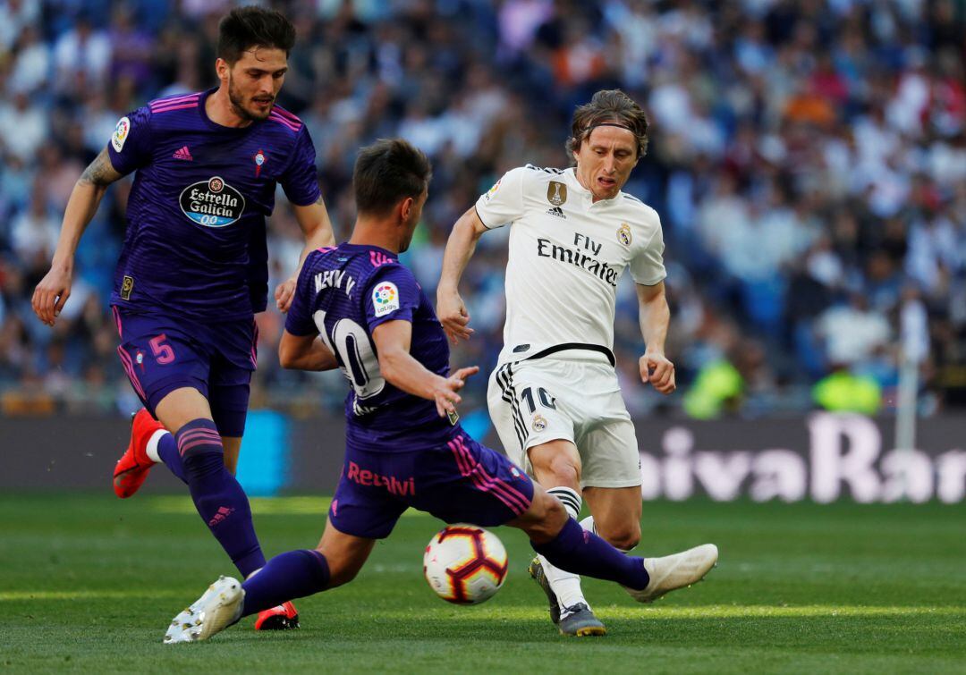 Kevin intenta parar a Modric en el Bernabéu