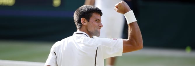 El tenista serbio Novak Djokovic celebra la victoria conseguida ante el argentino Juan Martín del Potro, en la semifinal del torneo de Wimbledon que se disputa en el club de tenis All England Lawn de Londres