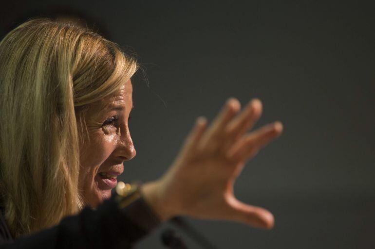 GRA217 BARCELONA, 22/10/2014.- La vicepresidenta de la Generalitat, Joana Ortega, durante la rueda d eprensa que ha ofrecido hoy en Barcelona en la que ha anunciado que el 9 de noviembre habrá un total de 1.255 locales, con 6.430 puntos de participación con urnas, distribuidos en 938 municipios catalanes -de los 947 existentes-, con lo que el 99 % de la población no se tendrá que desplazar de su localidad para participar. EFE/Alejandro García