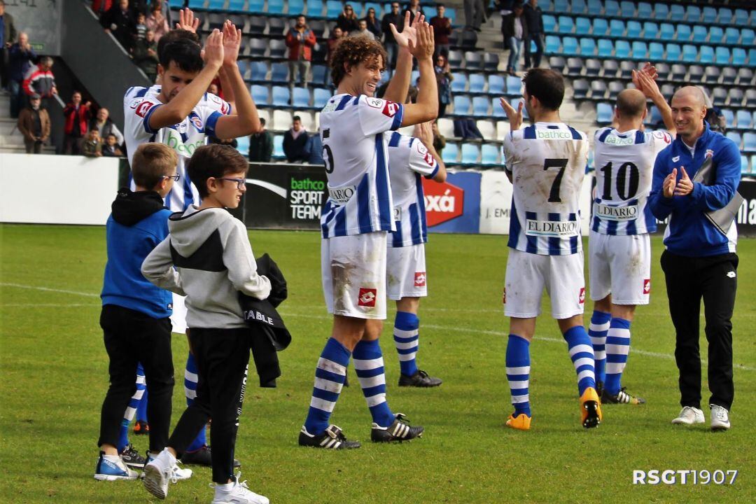 Los jugadores gimnásticos celebran el triunfo frente al Mirandés