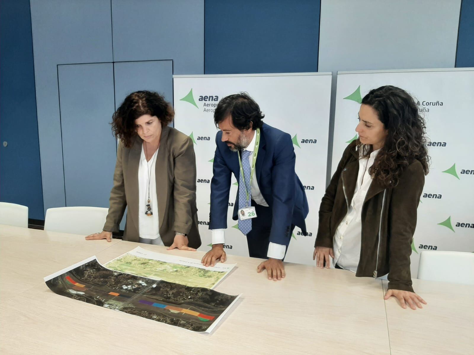 María Rivas y Jesús Campo revisan los planos del aeropuerto de Alvedro
