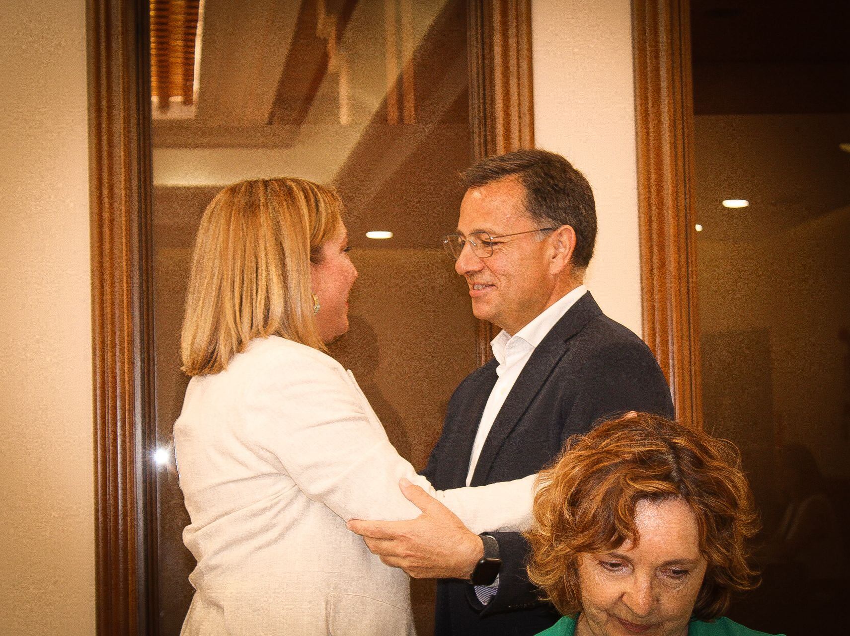 El alcalde de Albacete, Manuel Serrano, despide a Amparo Torres, ante su compañera de partido, la concejala María José López