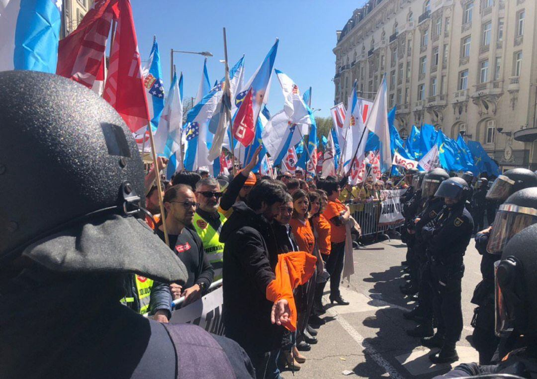 Los diputados de Galicia en Comú, Antón Gómez-Reino y Yolanda Díaz, entre otros, en primera fila frente al cordón policial en la manifestación de los trabajadores de Alcoa en Madrid