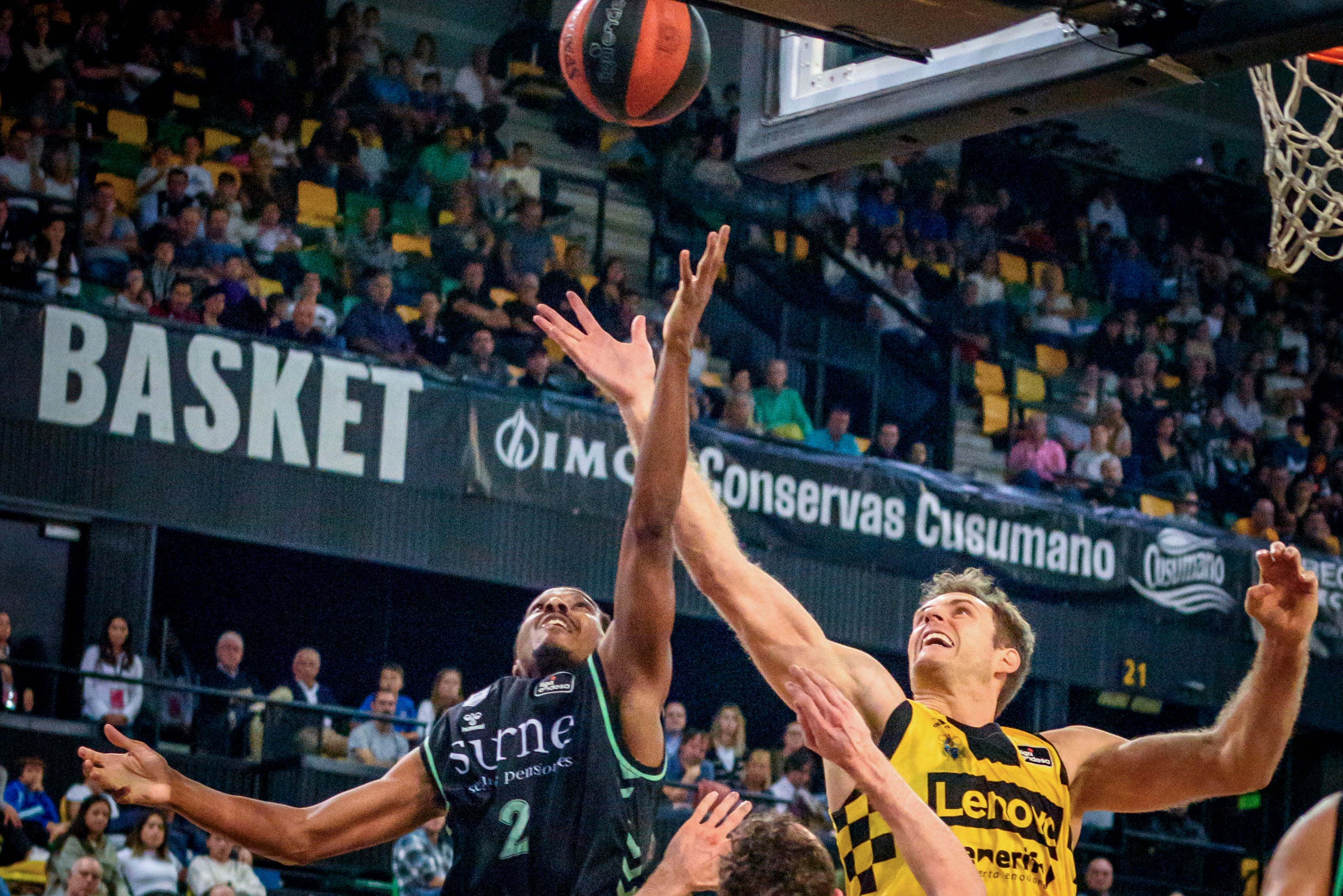 Bilbao, 29/10/2023.- El alero estadounidense de Lenovo Tenerife, Tim Abromaitis (d), pelea un rebote ante su compatriota, el base del Surne Bilbao Basket, Adam Smith, durante el partido de la Liga ACB de baloncesto disputado este domingo en el Bilbao Arena de la capital vizcaína. EFE/Javier Zorrilla.