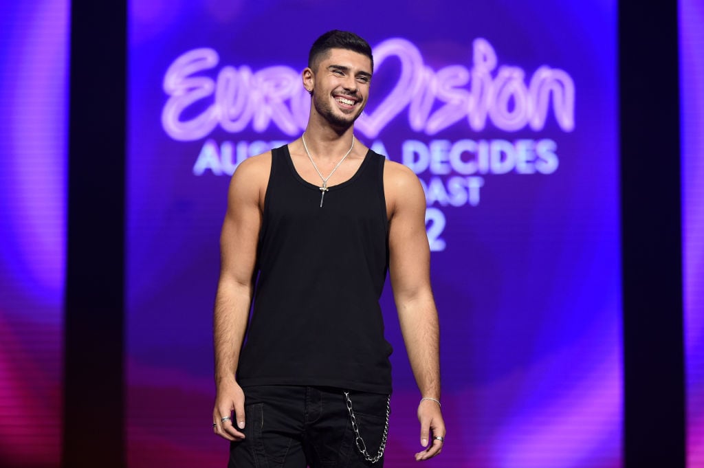 Andrew Lambrou en la gala clasificatoria chipriota para participar en Eurovisión 2023