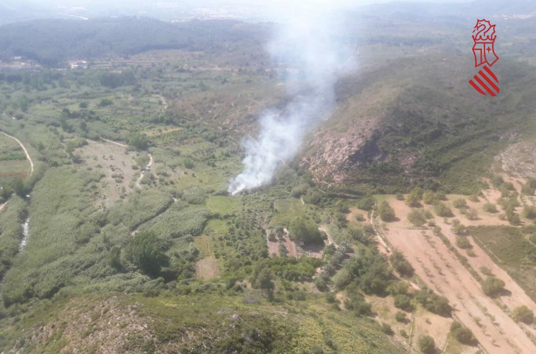 Imagen del incendio forestal en Castellnovo, esta tarde