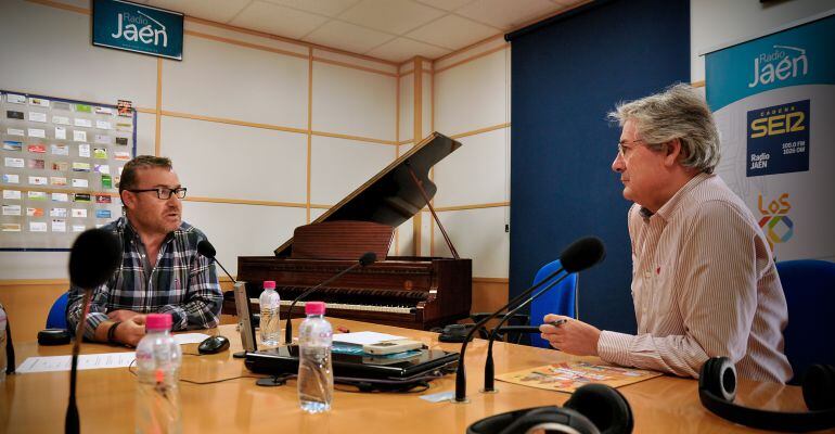 El concejal socialista, Carlos Alberca, con el jefe de deportes de Radio Jaén, Eduardo Oliver.
