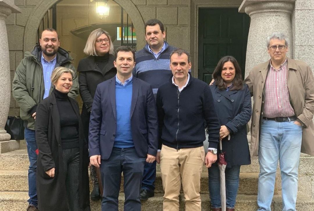 El candidato del PSdG a la Xunta, Gonzalo Caballero (segundo por la izquierda en la fila de abajo), junto a los concejales del partido en Tui.