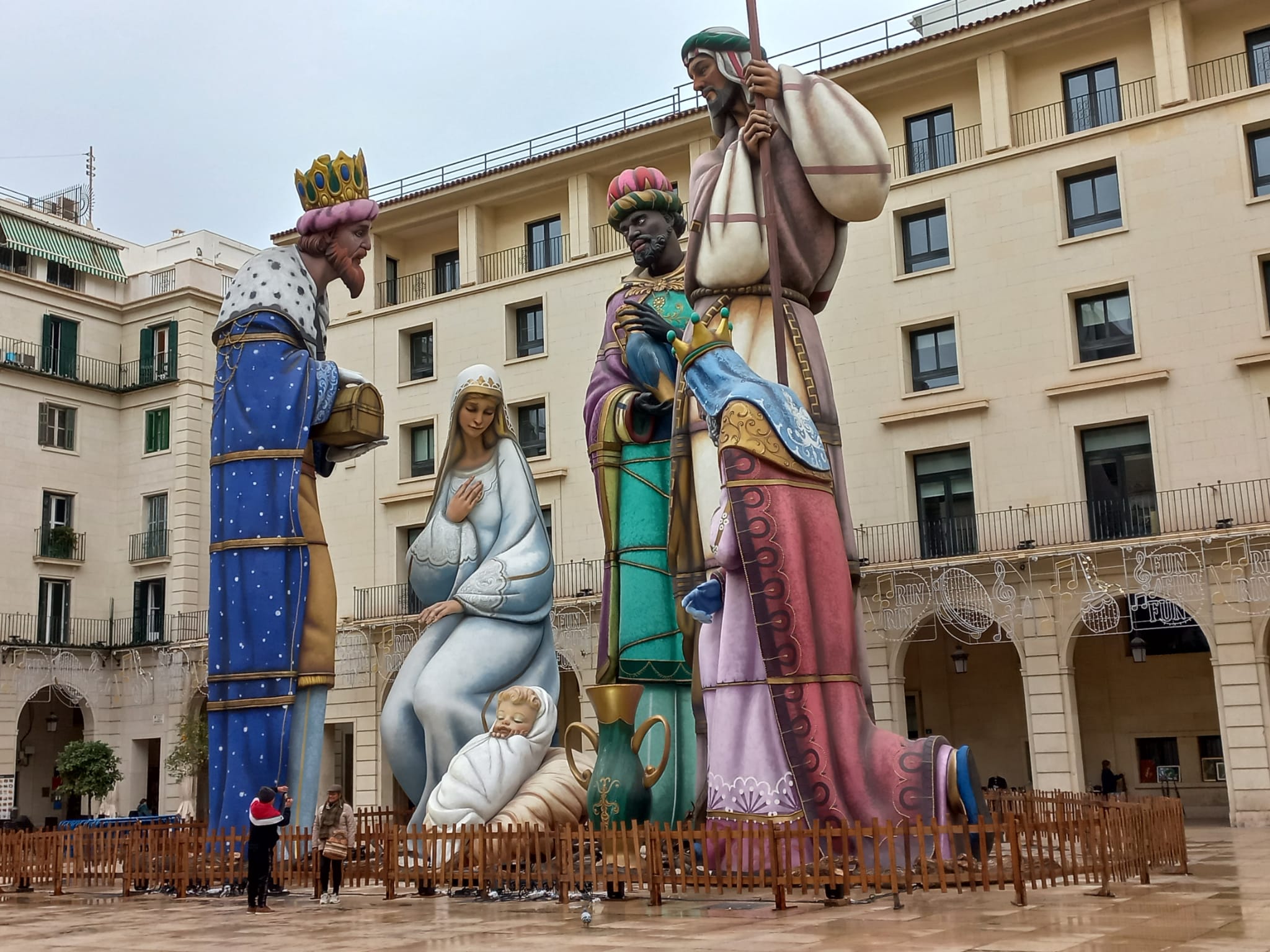 Belen Gigante en la plaza del Ayuntamiento de Alicante para celebrar la Navidad 2023