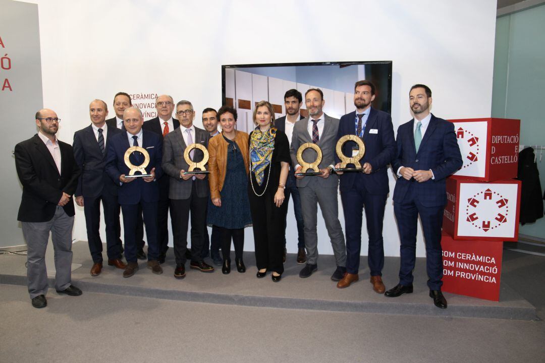 La alcaldesa de Onda, Carmina Ballester y empresarios de las cuatro empresas reconocidas.