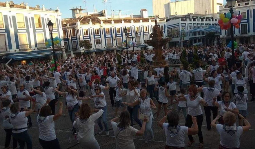 Imagen del baile que compartieron más de 800 personas en la Plaza de España de Valdepeñas