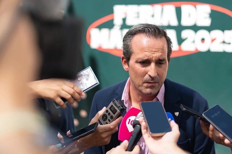 Kike Pérez, atendiendo a los medios