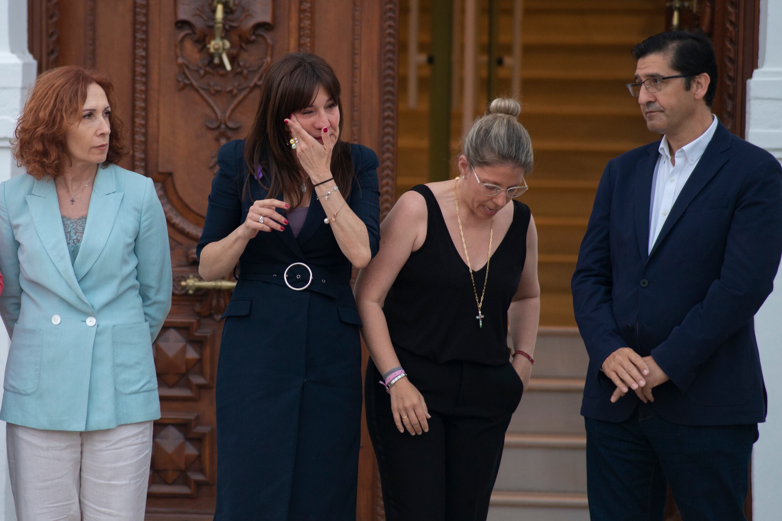 TOMELLOSO (CIUDAD REAL), 30/05/2022.- La ciudad de Tomelloso ha celebrado este lunes una concentración en repulsa por el asesinato de Luisa María, de 48 años de edad, a la que ha asistido la consejera de Igualdad y portavoz del gobierno de Castilla-La Mancha, Blanca Fernández (2-i). EFE/Jesús Monroy

