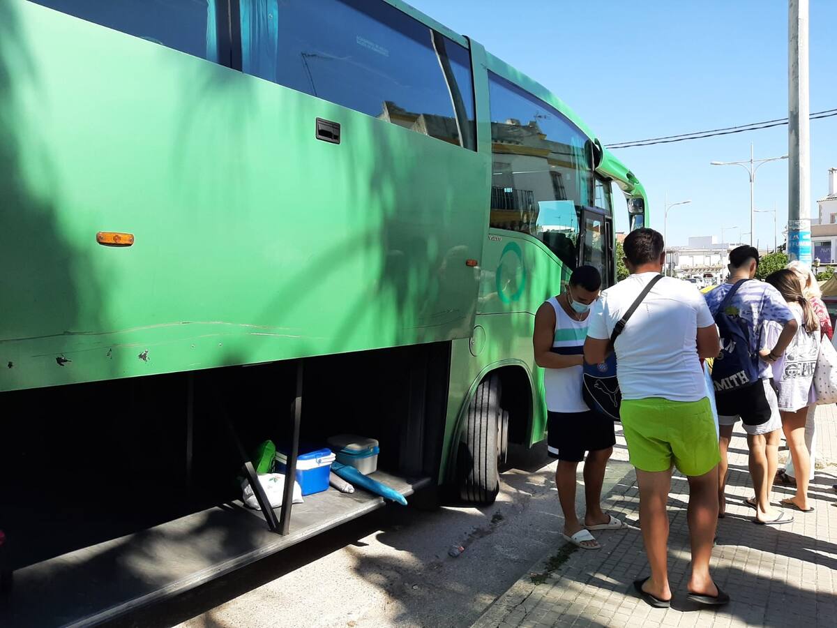 Más de 20 localidades del interior de Málaga disponen este verano de rutas en autobús para desplazarse a la playa