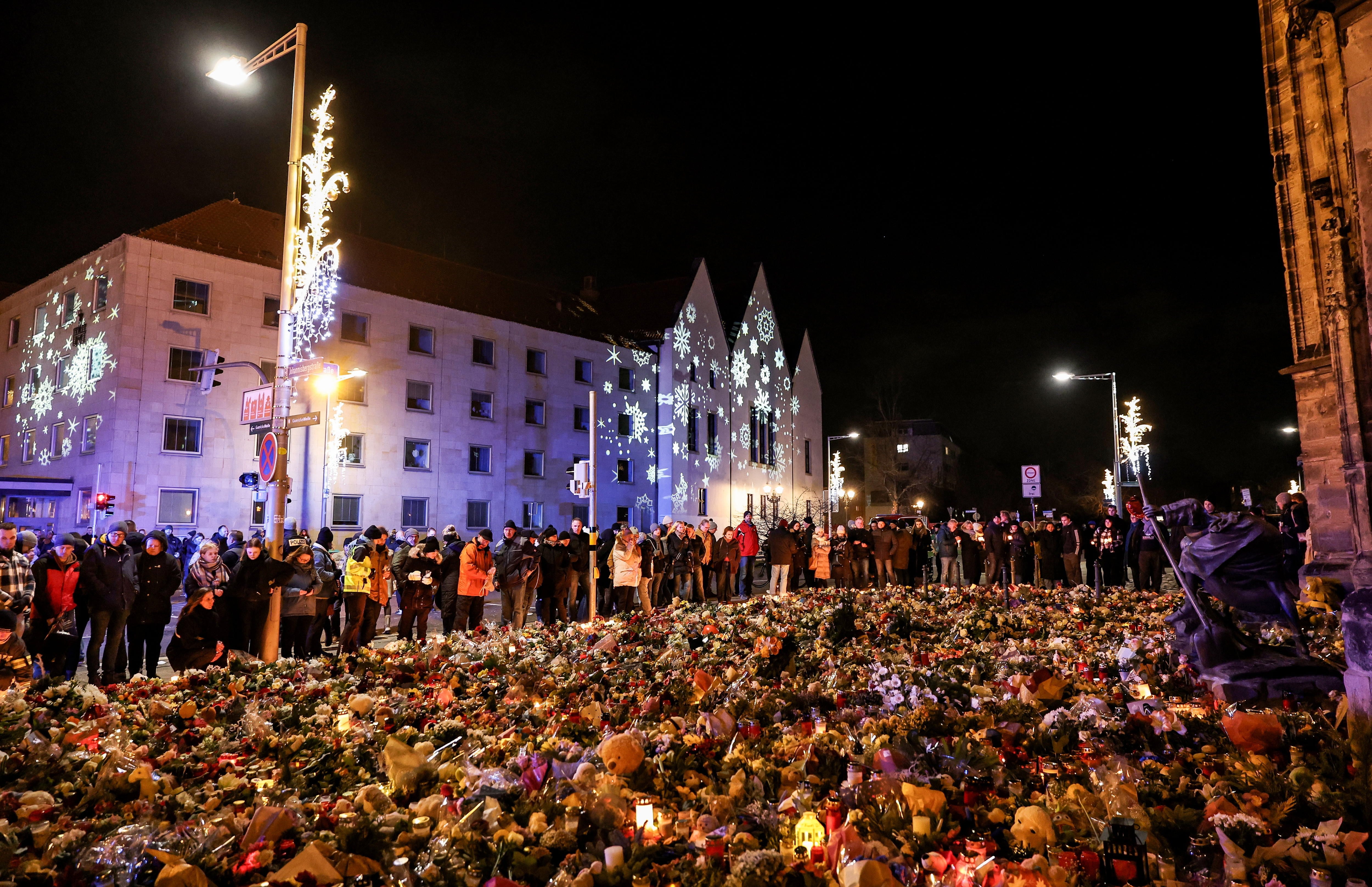 Cientos de personas se reúnen para honrar la memoria de las víctimas del atropello masivo de Magdeburgo.