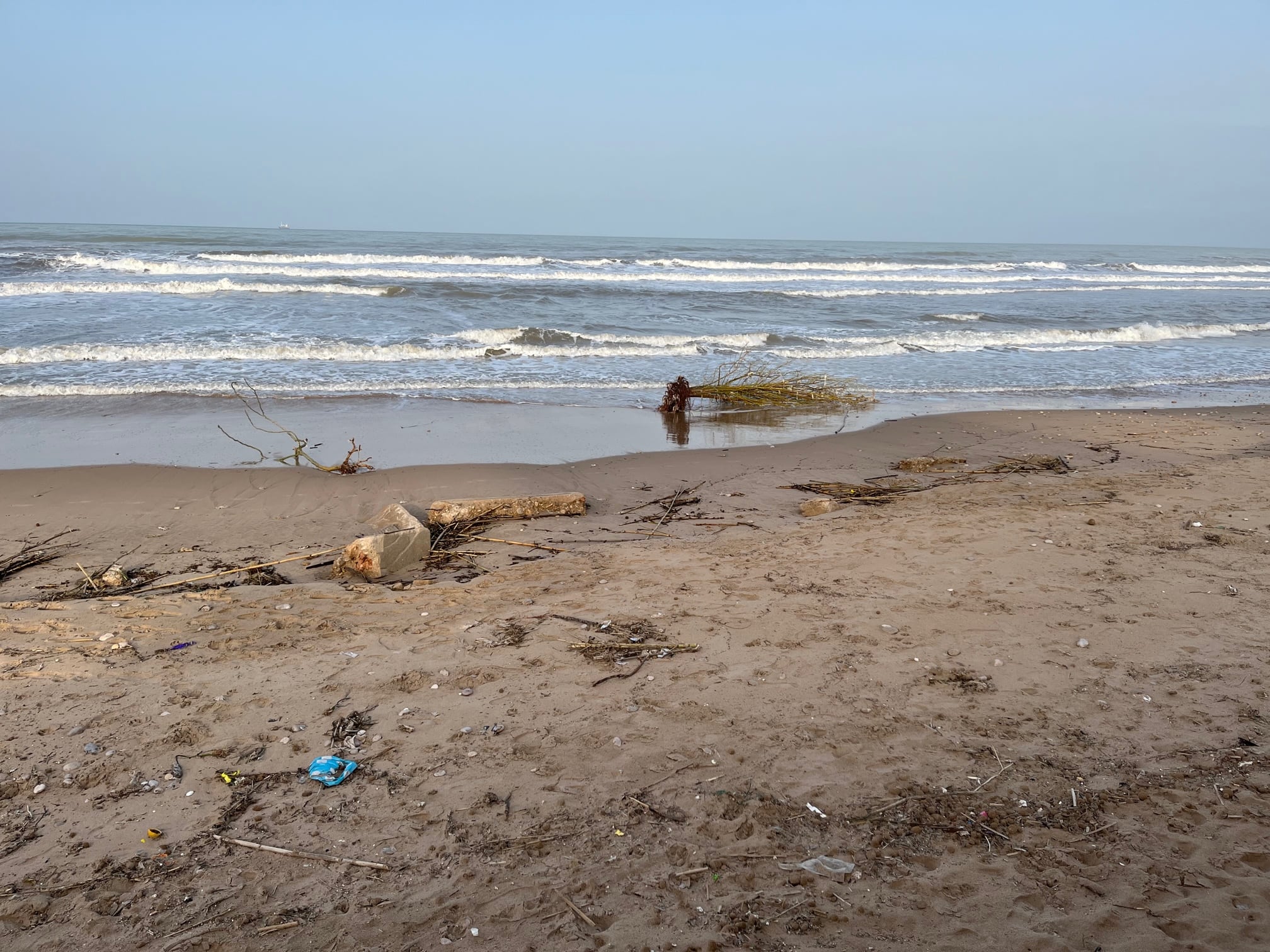 Playa de Daimús tras el último temporal de marzo