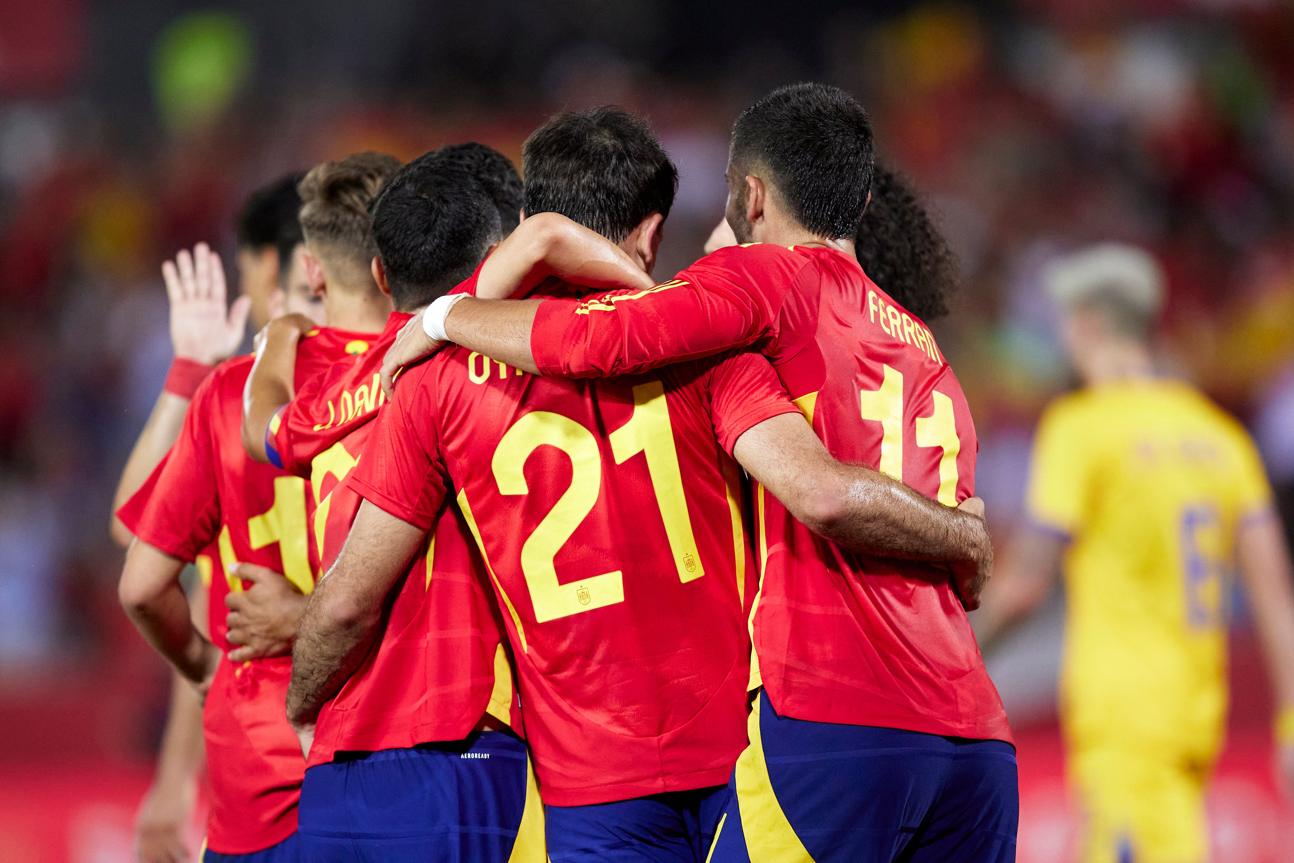 La selección española festeja un tanto de Mikel Oyarzabal en un amistoso ante Andorra