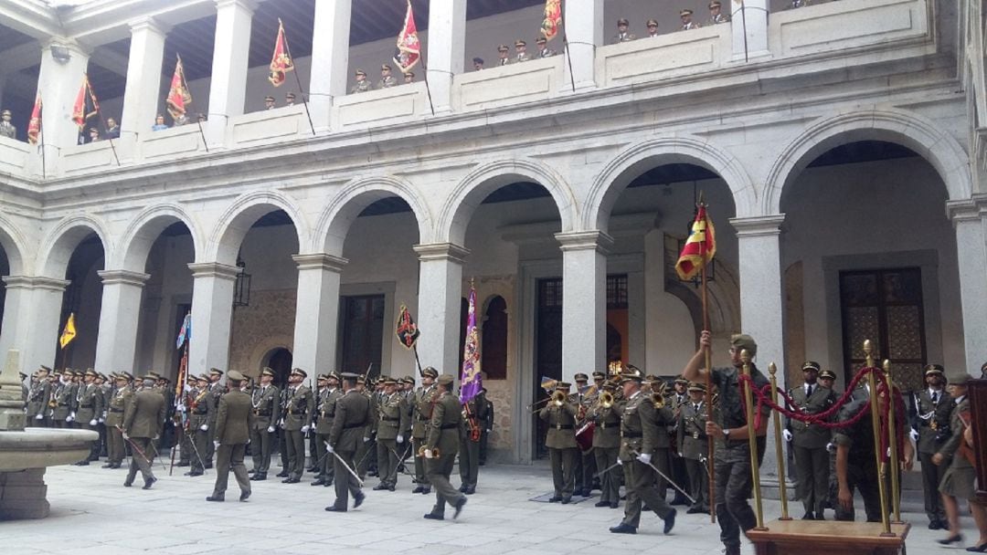 Desfile de los alumnos de la Academia de Artillería