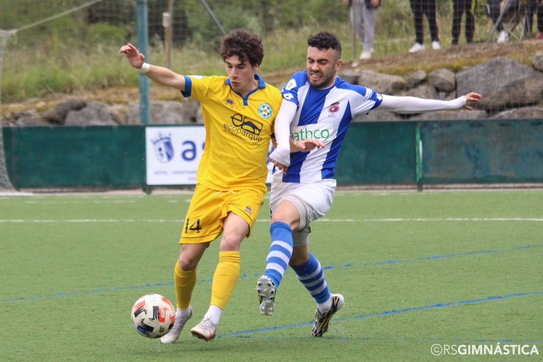 Ángel Higuera (Siete Villas) y Borty (Gimnástica) pelean por el balón