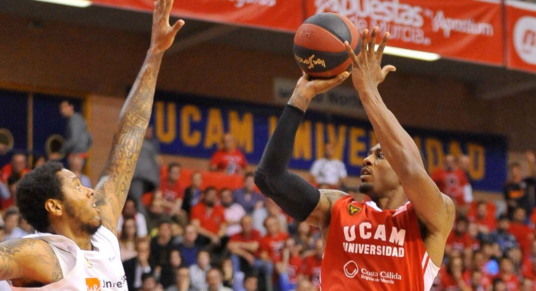 Ovie Soko lanzando a canasta, cuando el UCAM Murcia CB portaba a Costa Cálida en su camiseta