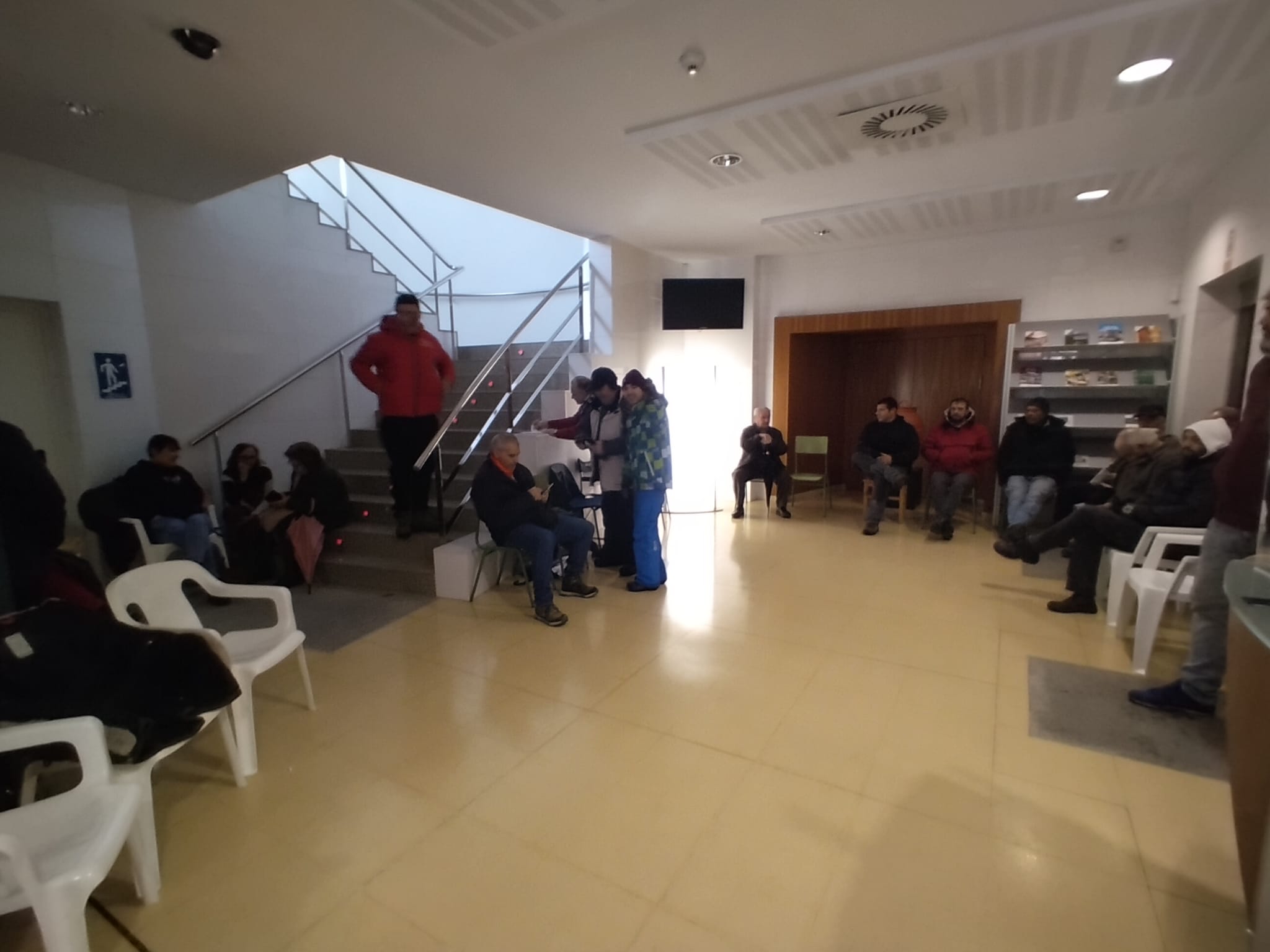 Esperan en el hall de la Casa de la Culturas para hacerse con una entrada