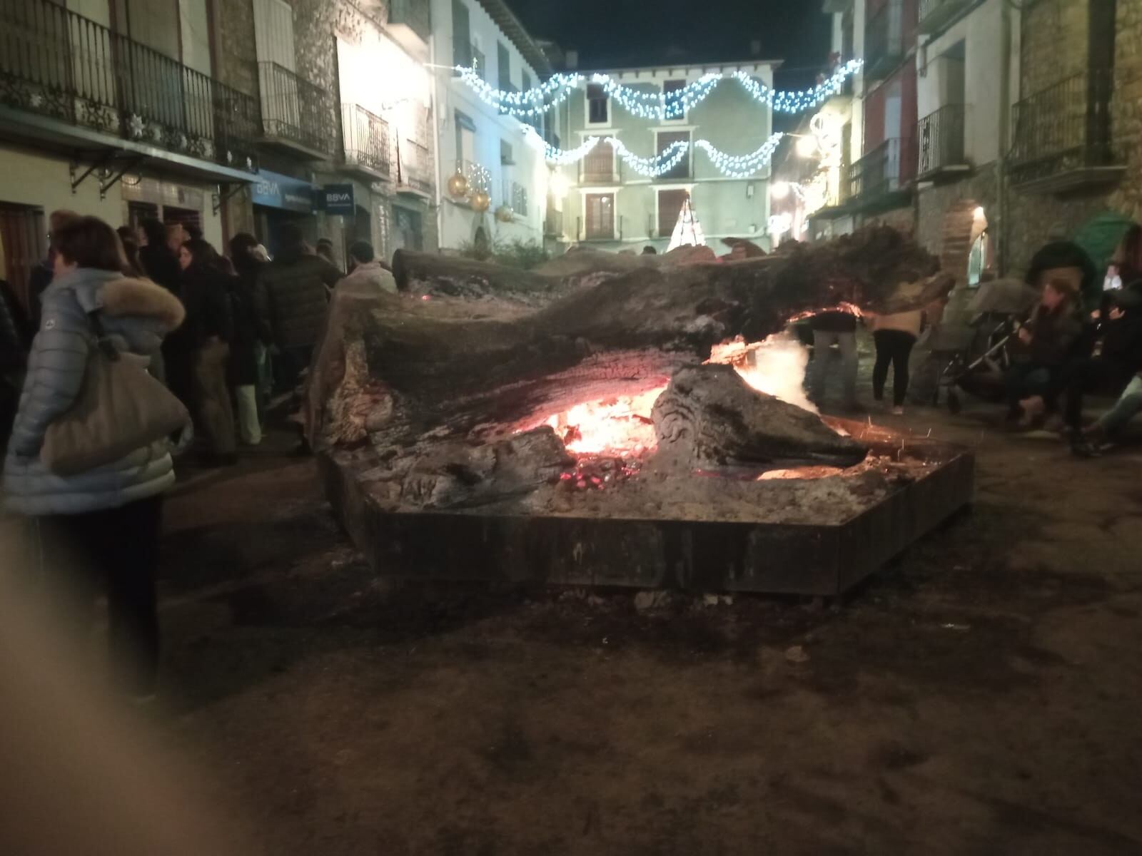 Hoguera de Navidad en la plaza mayor de Campo