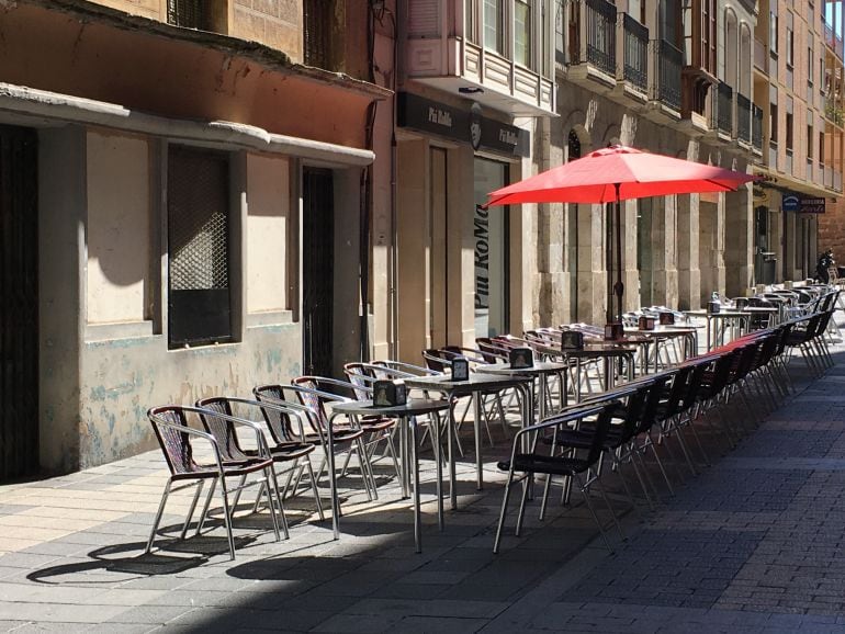 Terraza en una calle de Palencia