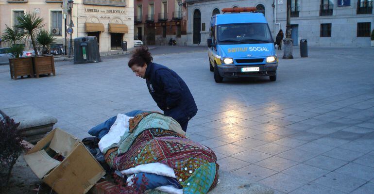 Una de las unidades del Samur Social atendiendo a una persona sin hogar en la Campaña del Frío