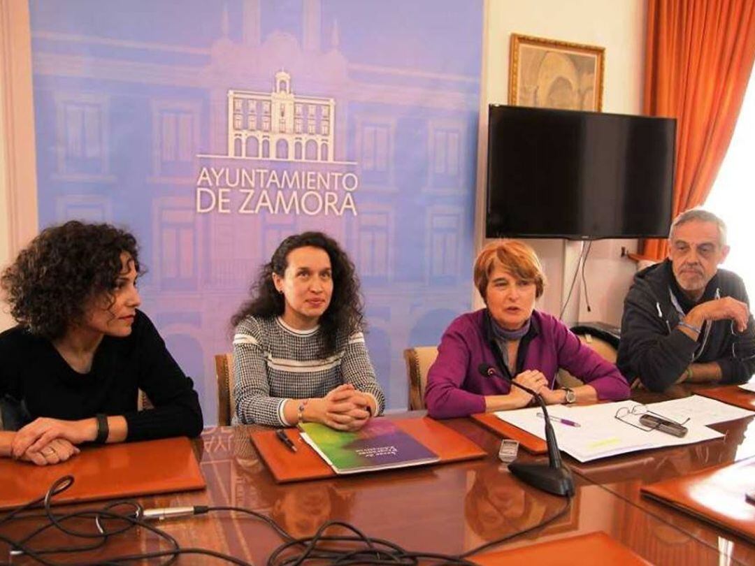 La concejala de Igaualdad, Adoración Martín, durante la presentación de "No cierres los ojos"