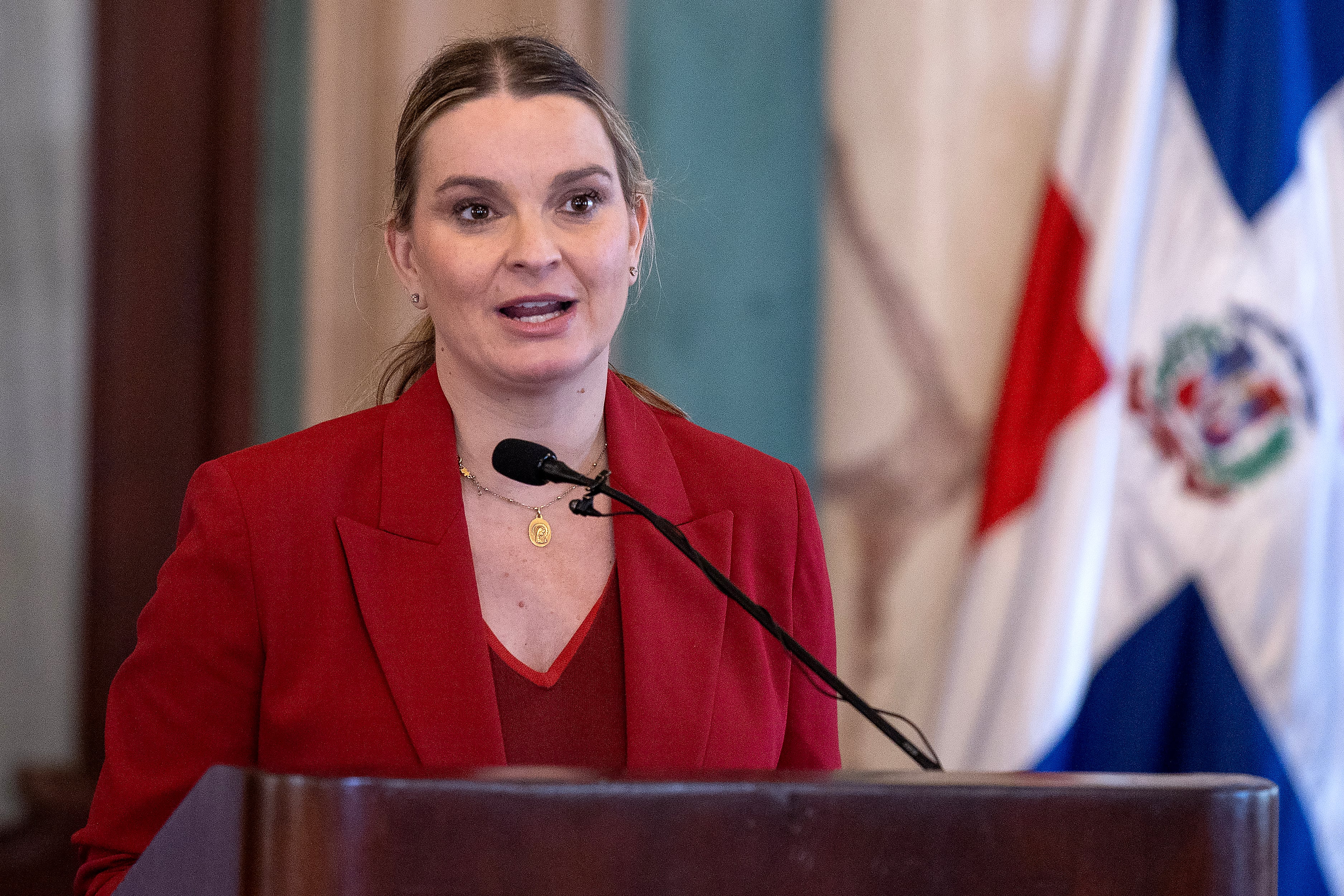 AME4897. SANTO DOMINGO (REPÚBLICA DOMINICANA), 17/03/2026.- La presidenta de Islas Baleares, Marga Prohens, habla durante un evento este martes, en el Palacio Nacional en Santo Domingo (República Dominicana). Prohens se reunió con el presidente de la República Dominicana, Luis Abinader, en un viaje con motivo del 'Encuentro de las Colectividades de Iberoamérica'. EFE/ Orlando Barría