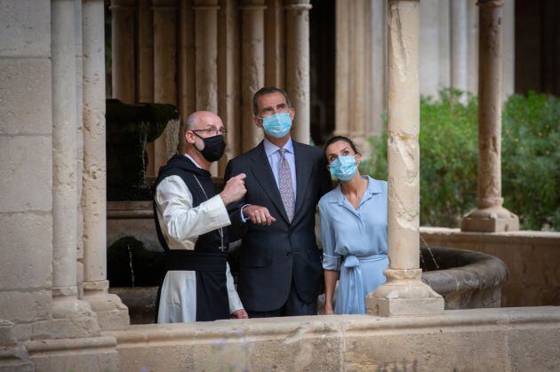 Los Reyes Felipe VI y Letizia atienden las explicaciones del abad Octavi Vilà durante su visita al Monasterio de Santa María de Poblet, en Vimbodí i Poblet, Tarragona, Catalunya (España).