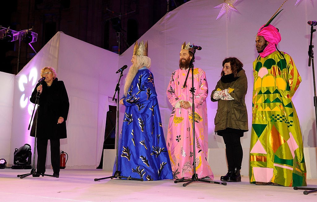 Manuela Carmena, junto a los Reyes Magos en la cabalgata de 2016 en Madrid.