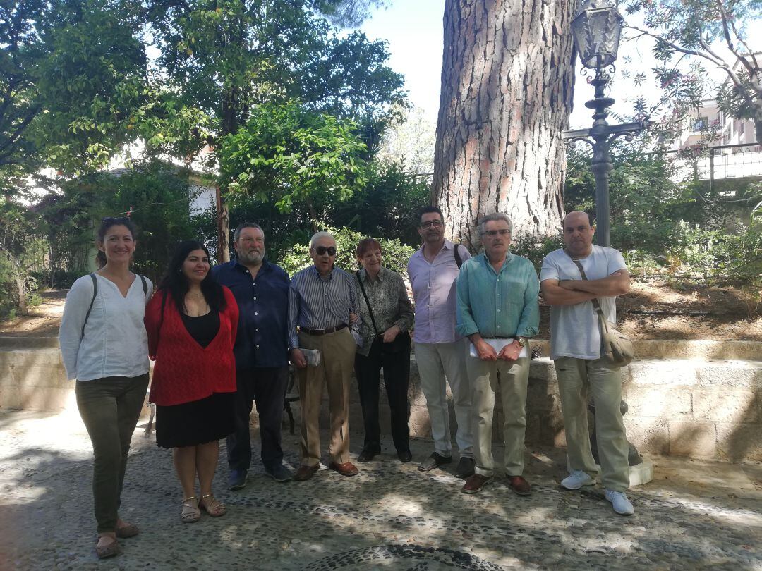 Miembros del colectvo rondeño junto a representantes del AMPA del colegio Nuestra Señora de la Paz junto a uno de los árboles preferidos de Cristóbal Aguilar en la Alameda del Tajo