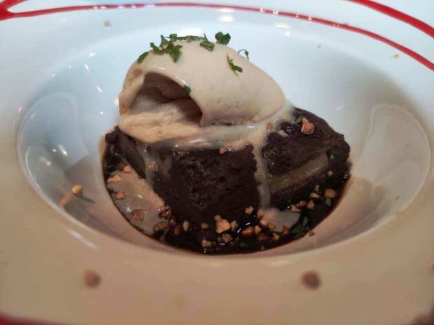 Brownie de plátano con helado de marrón glacé