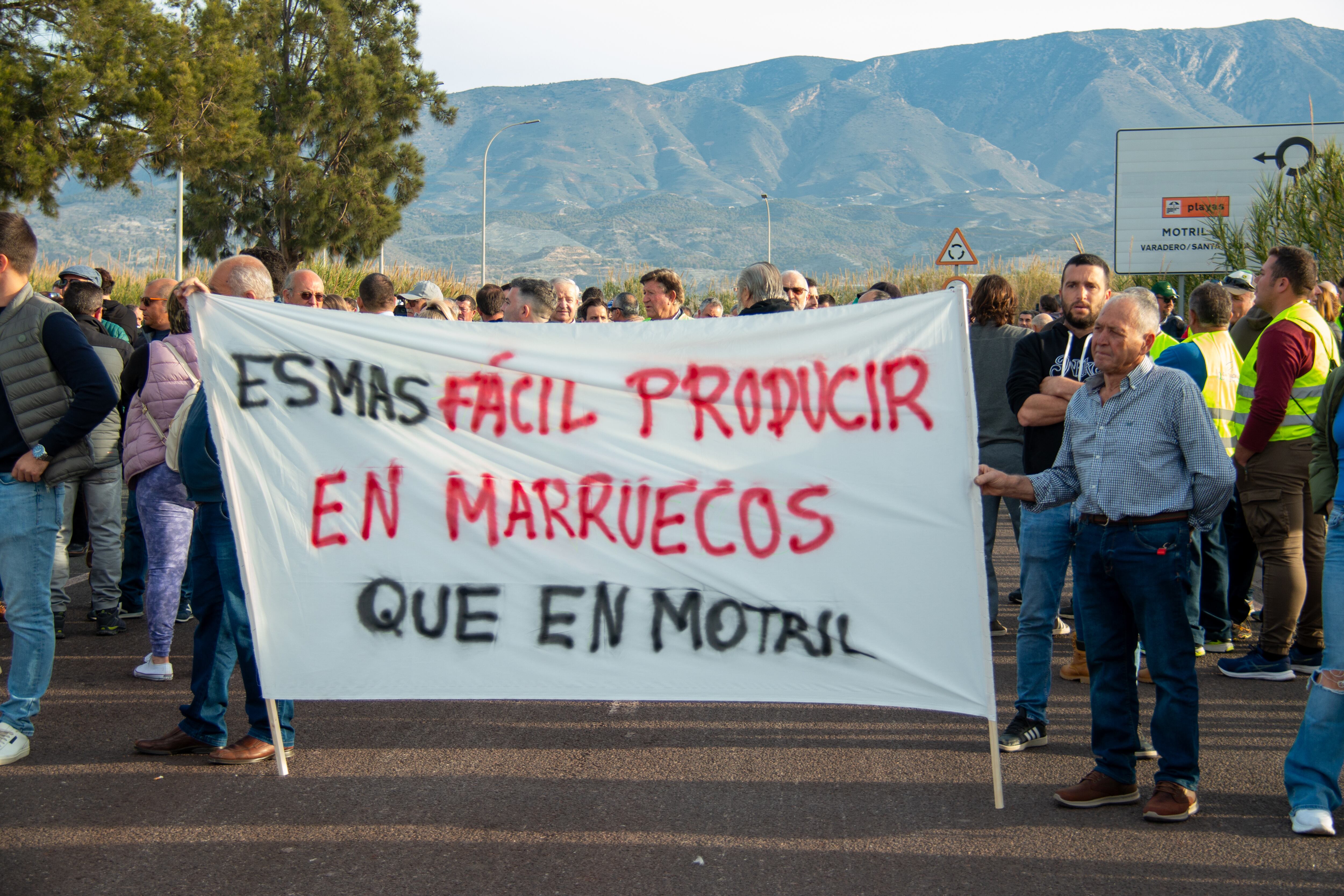 GRAFAND8897. MOTRIL (GRANADA), 14/02/2024.- Agricultores portan pancartas de protesta durante la concentración que han realizado este miércoles en el puerto de Motril (Granada). EFE / Alba Feixas
