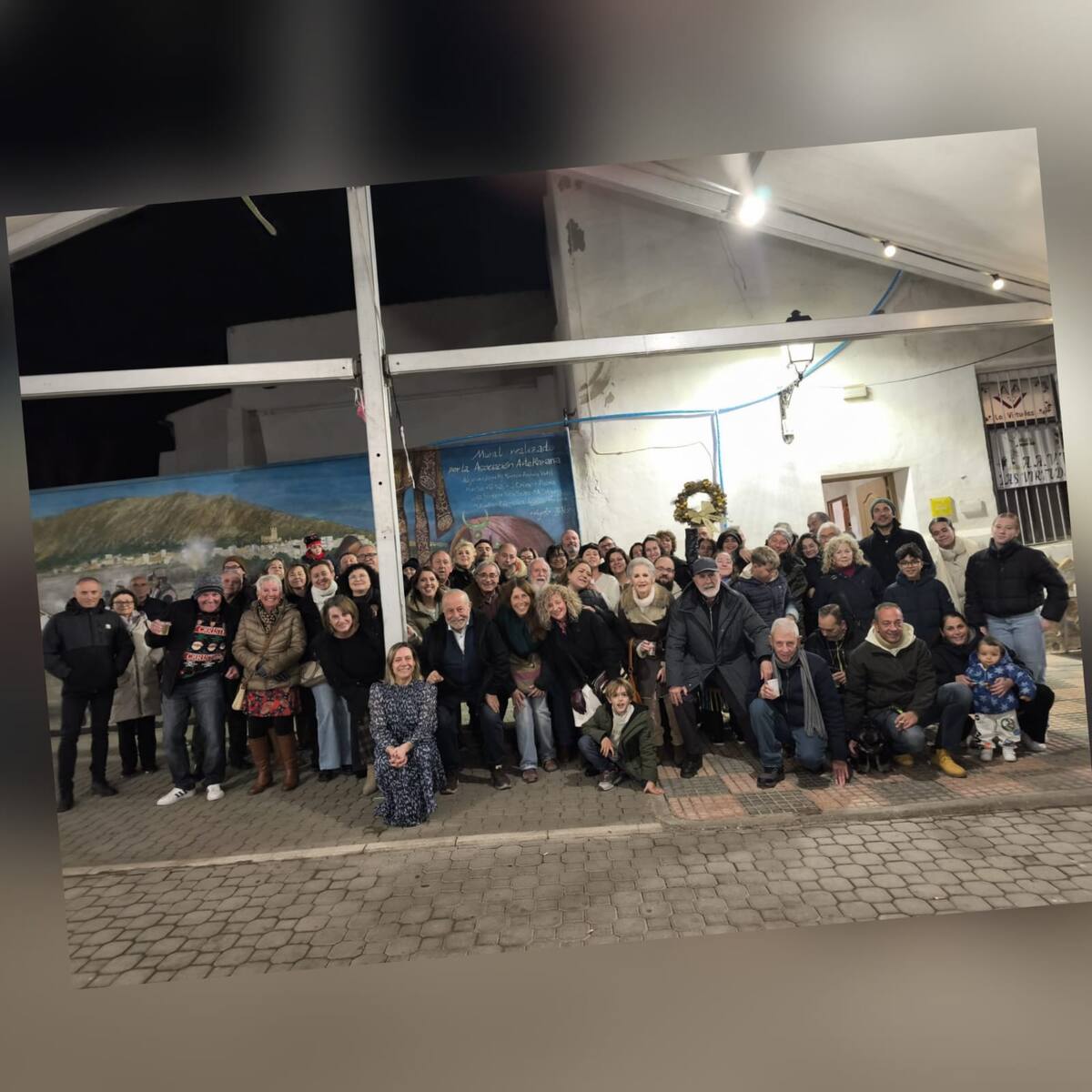 La AA.VV de las Virtudes entrega el premio a la mejor fachada navideña