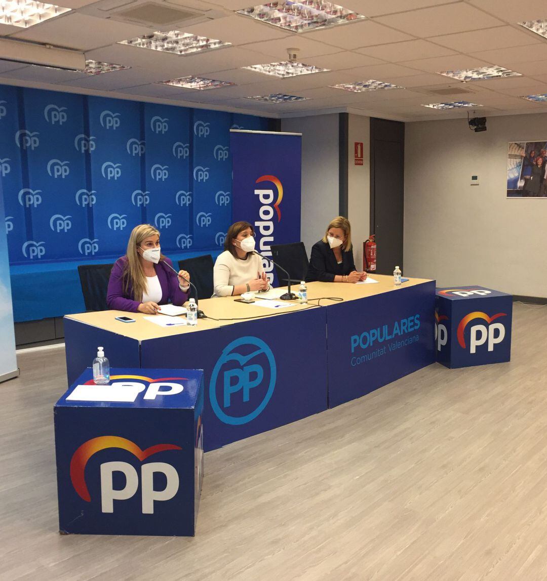 Isabel Bonig, en la reunión de la ejecutiva que ha convocado el Congreso del PPCV, junto a Eva Ortiz y Elena Bastidas 