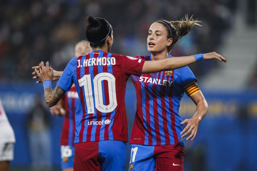 Alexia Putellas y Jenni Hermoso, las candidatas españolas, durante un partido con el Barça femenino