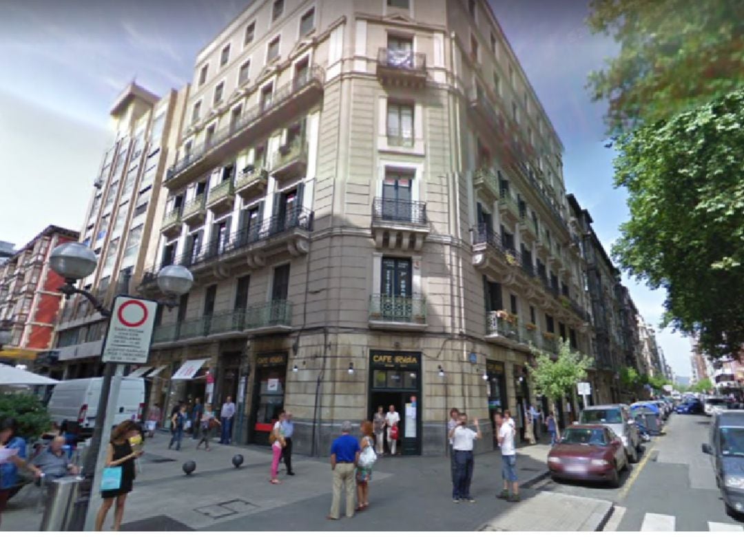 Esquina de la calle Berastegi con el edificio decalarado Bien Cultural en el centro de la imagen