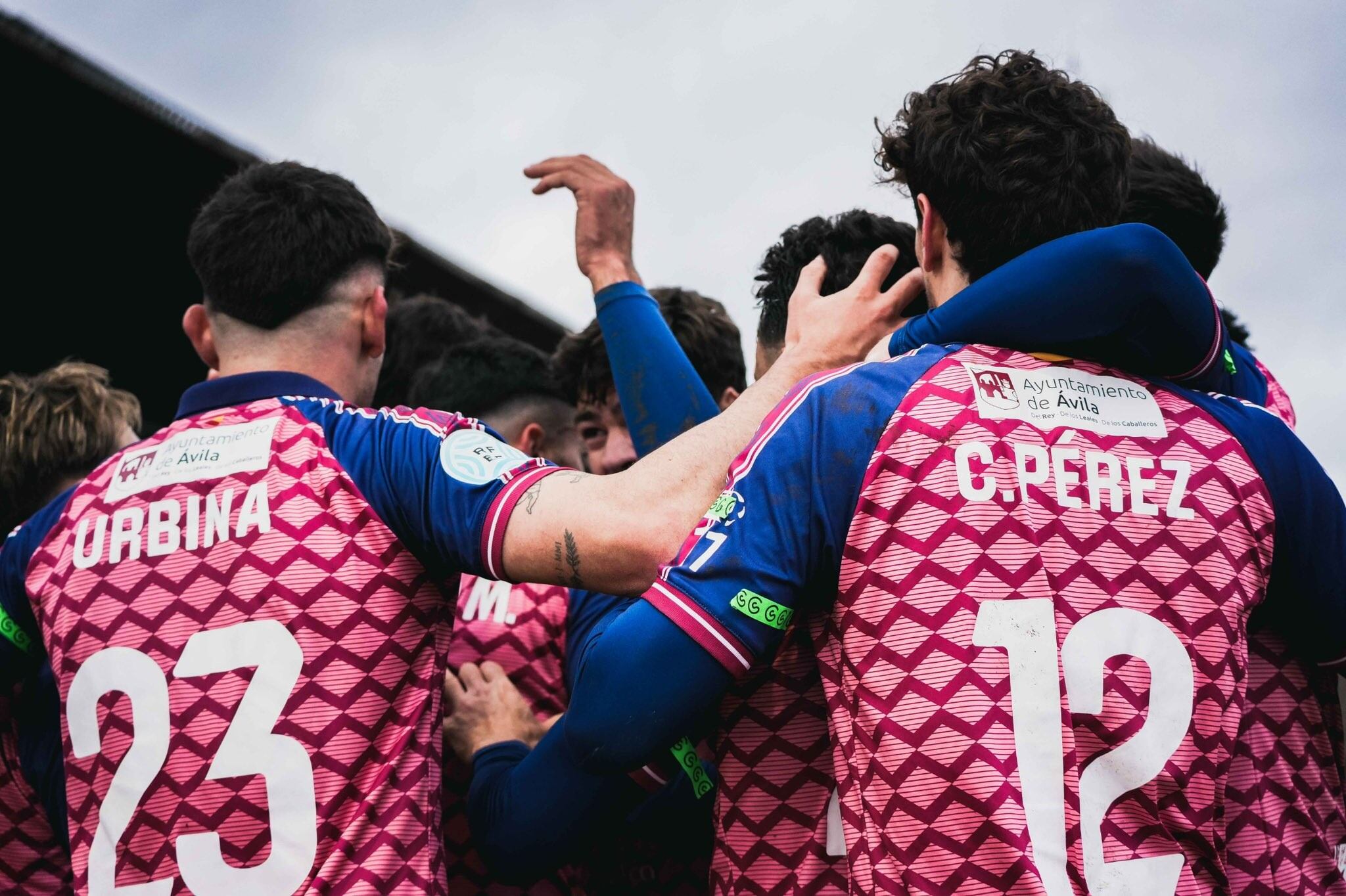 Los jugadores del Real Ávila celebran el primer tanto del encuentro ante el Salamanca