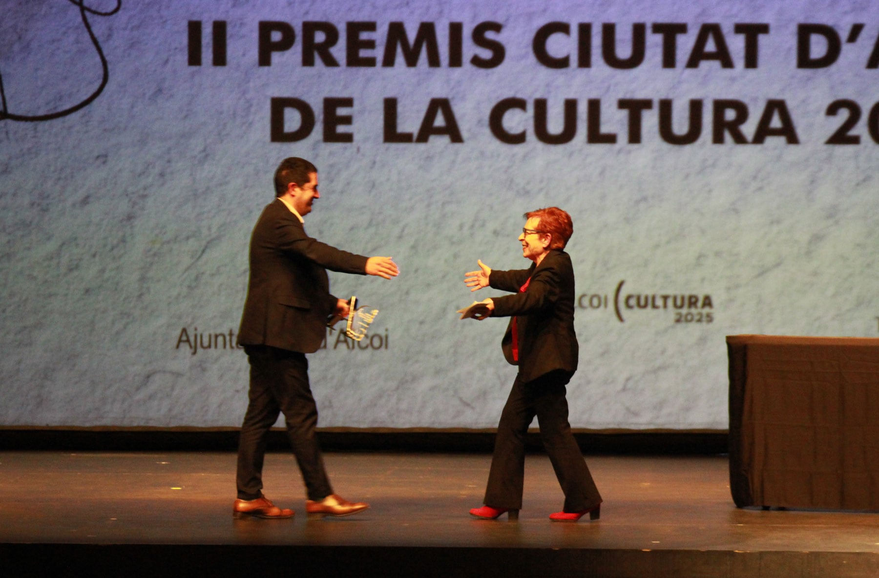 Neus Agulló i l&#039;alcalde d&#039;Alcoi, Toni Francés, just abans de donar-li el segon el premi a la veterana actriu alcoiana